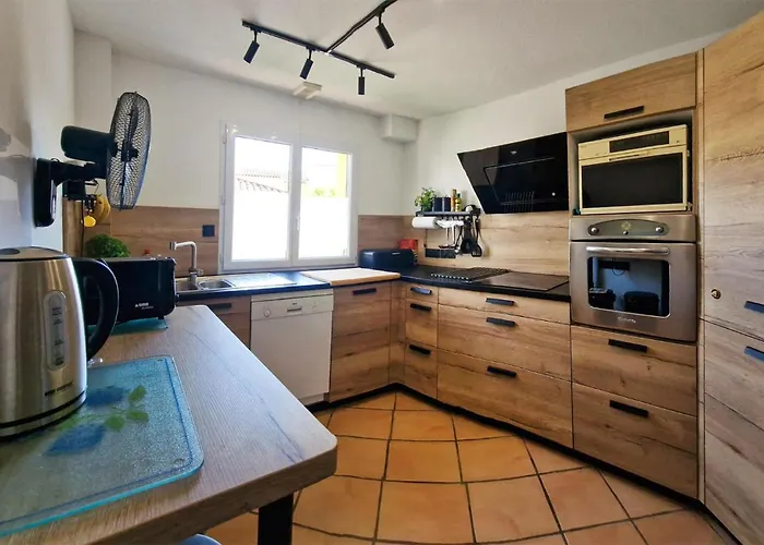 Будинок відпочинку Lovely In With Wifi