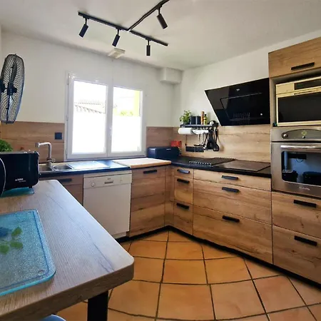 Dom wakacyjny Lovely In With Wifi